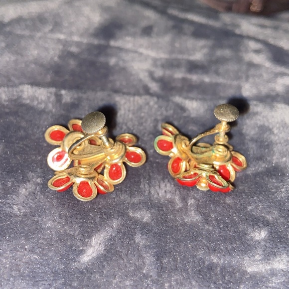 Vintage red flower 🌺 earrings with rhinestones screw back - Picture 5 of 8